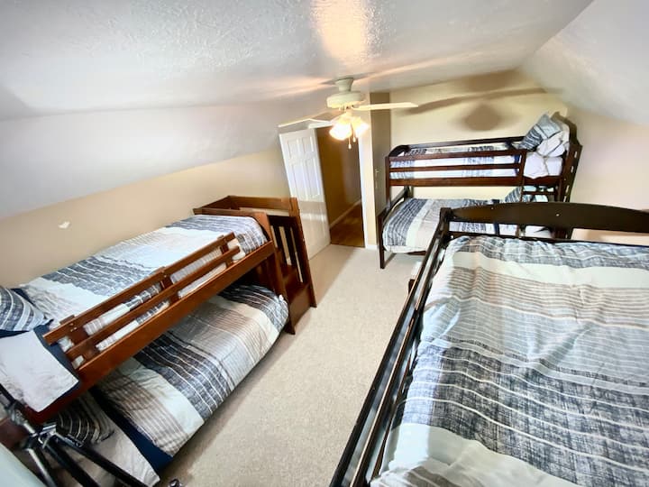 Ზემოთ საძინებელი 3 ორსართულიანი საწოლით!
1 ორადგილიანი ორადგილიანი
2 ტყუპისცალი