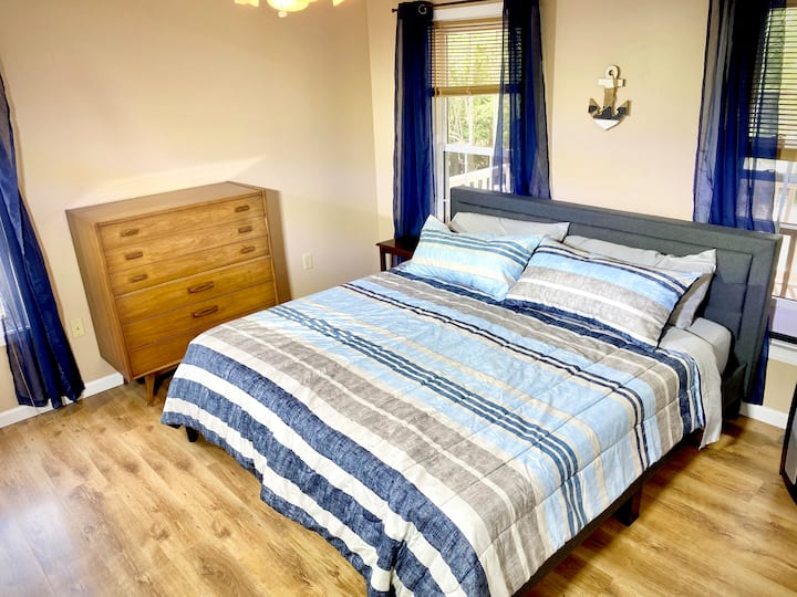 Მთავარი საძინებელი დიდი ზომის საწოლითა და მთავარი სააბაზანოთი, ყველაფერი მთავარ სართულზე.