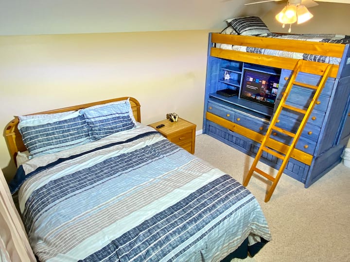 Საძინებლის ზემოთ. ორადგილიანი საწოლი ორადგილიანი საწოლით. PS4 და ტელევიზორი სტუმრებისთვის