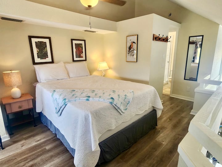 Queen size bed with ceiling fan, very close to full bathroom. Floor to ceiling windows allow for amazing view of sunset and sunrise or storm watching.