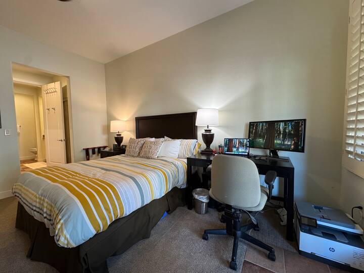 La suite principal 1 cuenta con una cama tamaño queen, baño privado, patio privado y estación de trabajo con escritorio, monitor externo e impresora para satisfacer todas tus necesidades. Esta suite también tiene un armario con perchas y cajones para tu ropa, así como TV y chimenea.