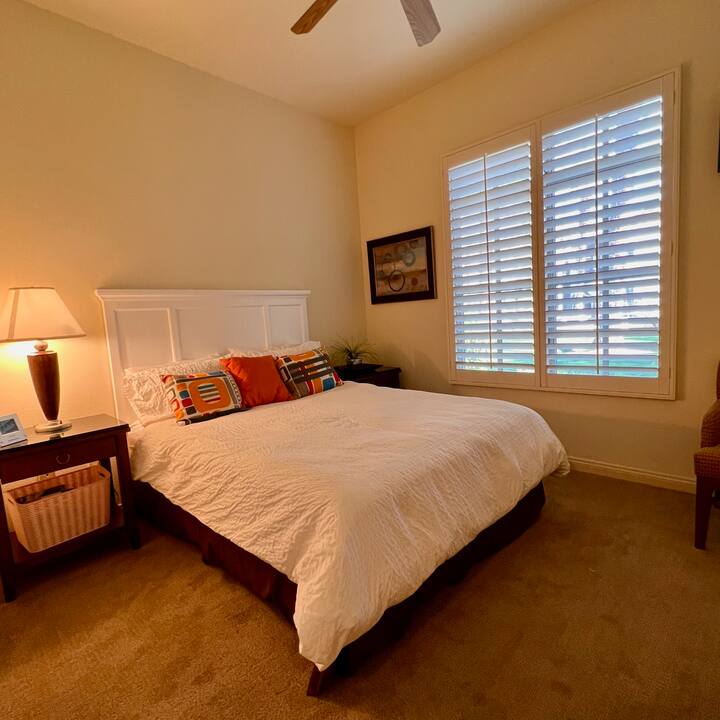 La suite 2 cuenta con una cama tamaño queen, TV y vistas al patio. Esta suite también tiene un armario con perchas y cajones para tu ropa. Para los niños pequeños, ¡tenemos un montón de libros para la mayoría de las edades!