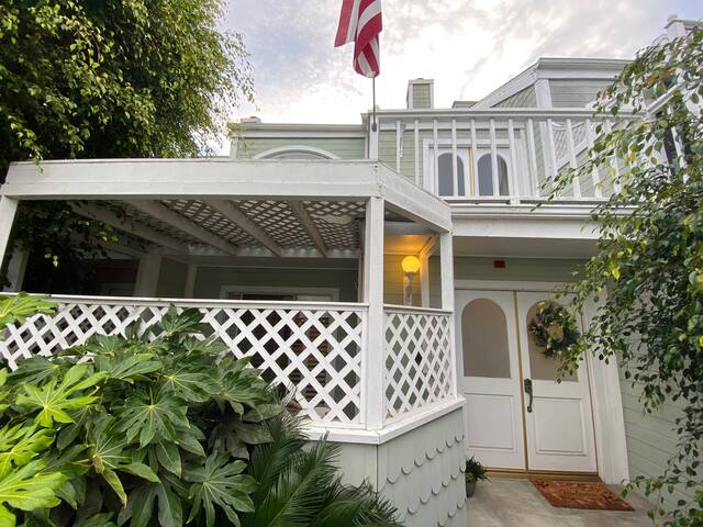 Bright and Beachy Townhome, Steps Away From Beach gallery image 2