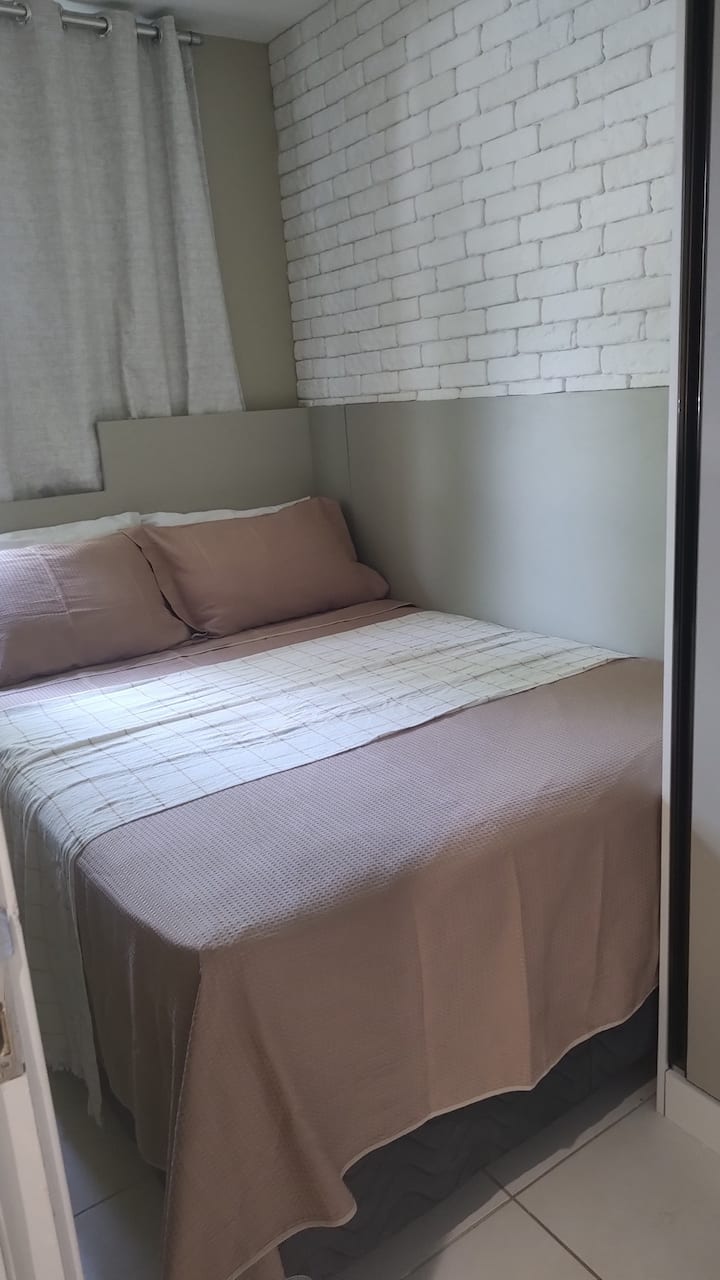 Cama de dos plazas en el dormitorio