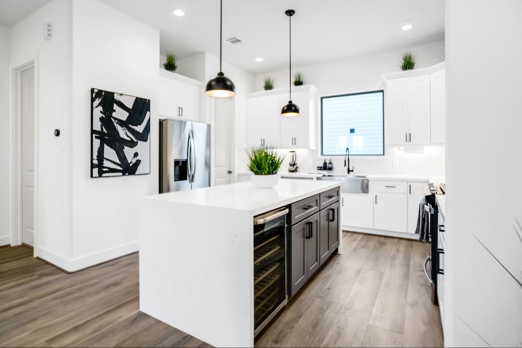 Airbnb Near Downtown | Self-Check In | Fast Wif-Fi