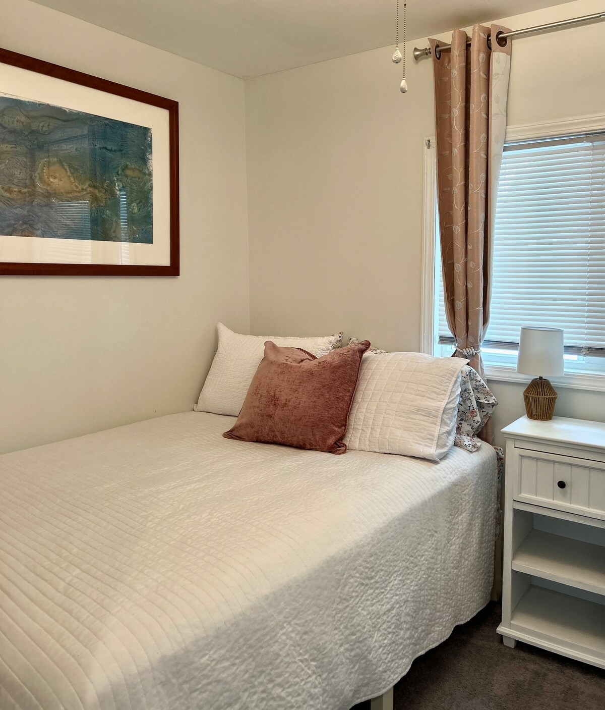 La camera da letto 2 è una confortevole camera con un letto a due piazze che può ospitare 2 adulti di taglia media o due bambini.  C'è un comò stretto per riporre i vestiti. Non c'è un armadio, ma ci sono dei ganci sulla porta della camera da letto per appendere alcuni capi. 