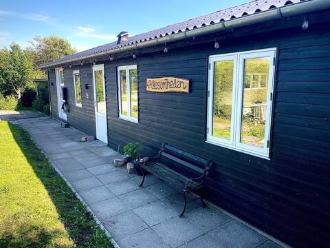 Lovely cottage with great views and wilderness bath