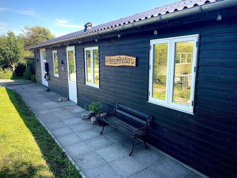 Lovely cottage with great views and wilderness bath