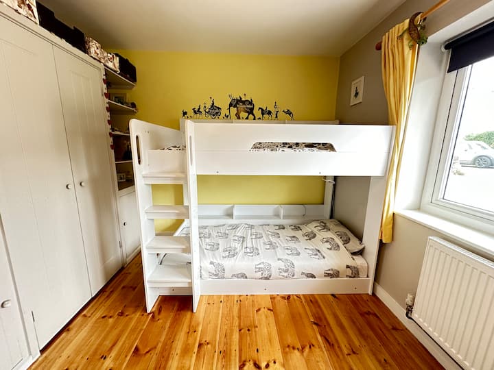 卧室3 -一楼卧室，配有单人儿童双层床（标准单人床）。 