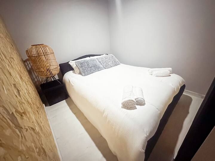 Chumba cha chini cha kulala kilicho na kitanda cha sentimita 140