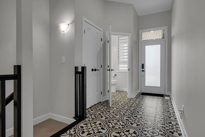 Luxury Beautiful Home in Ottawa! gallery image 2