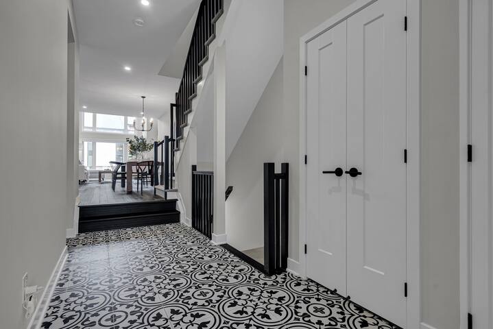 Luxury Beautiful Home in Ottawa! gallery image 3