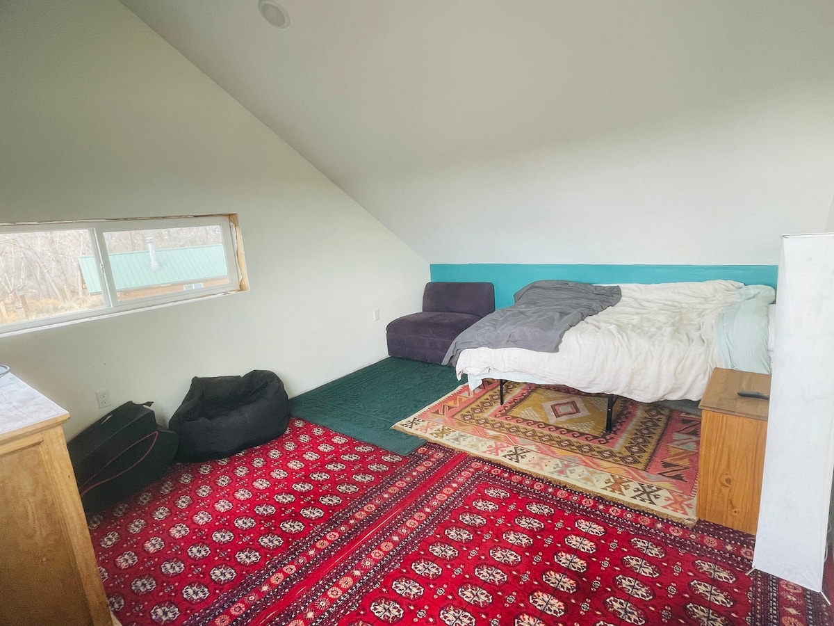 配备电视和梳妆台的标准双人床卧室 