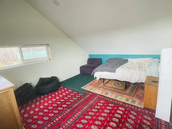 ห้องนอนควีนไซส์พร้อมทีวีและตู้เสื้อผ้า 