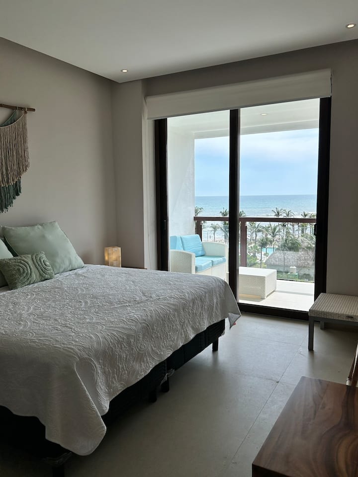 Habitación 2. 
- Výhľad na oceán
– Východ na hlavnú terasu
- posteľ veľkosti King 
-Clóset
- Klimatizácia
- Kúpeľňa vnútri izby