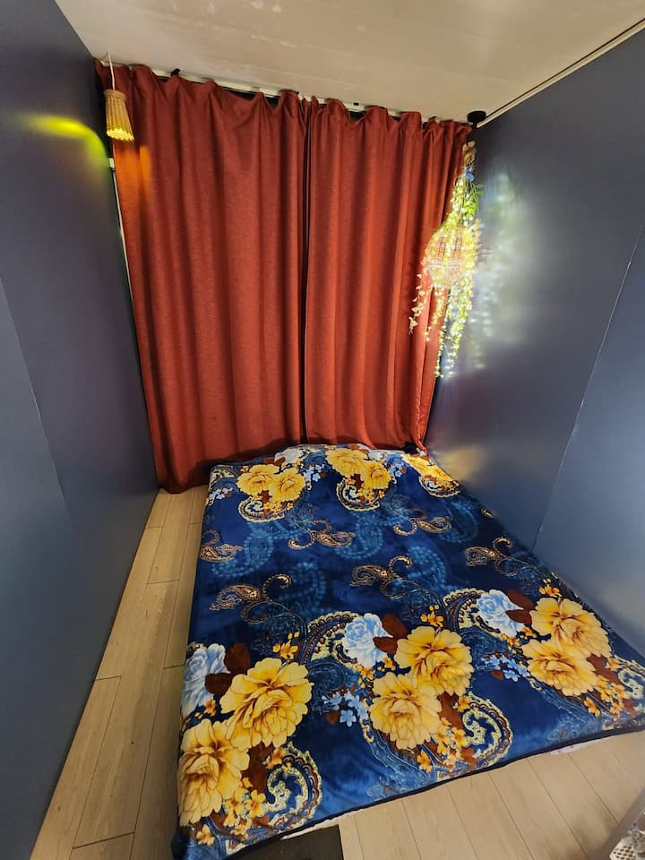 Como la habitación es pequeña ,  1 persona cómoda,  2 pueden ajustarse. Si estás acostumbrado a alojarte en habitaciones grandes, este lugar no es para ti.