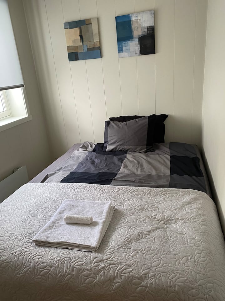 ห้องนอนที่ 2 พร้อมเตียงควีนไซส์ที่สะดวกสบายสำหรับผู้เข้าพัก 1 หรือ 2 คน ตู้เสื้อผ้าบนผนังฝั่งตรงข้าม