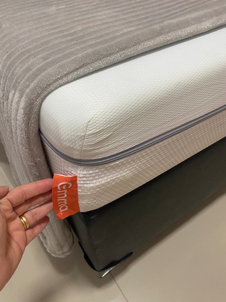 Двойните легла Emma Duo Confort (от едната страна и твърди от другата) гостът избира страната, която е най - удобна за него, за да се чувства като у дома си!