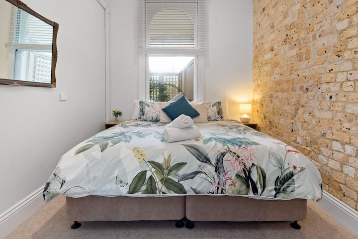 Deuxième chambre à coucher équipée d’un très grand lit ; peut être remplacée par deux lits simples très grands sur demande.
