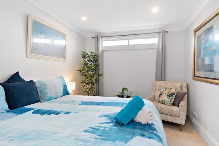 Grande chambre pouvant accueillir un très grand lit (king size); peut être remplacée par deux lits simples très grands (king size) sur demande.