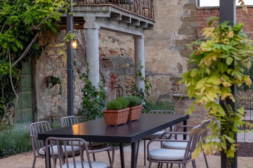 Palazzo Trapani, a frescoed hill-town residence with its own garden, Lucignano, Tuscany, Italy, photo 4 of 10