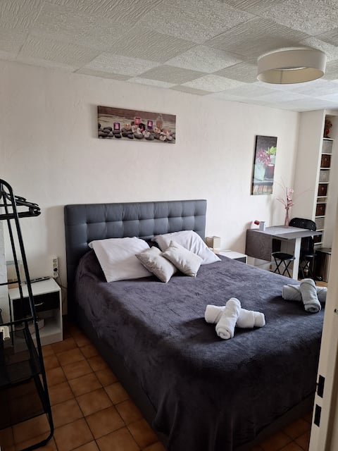 On the 1st floor of a villa, 2 bedrooms, breakfast area, bathroom.