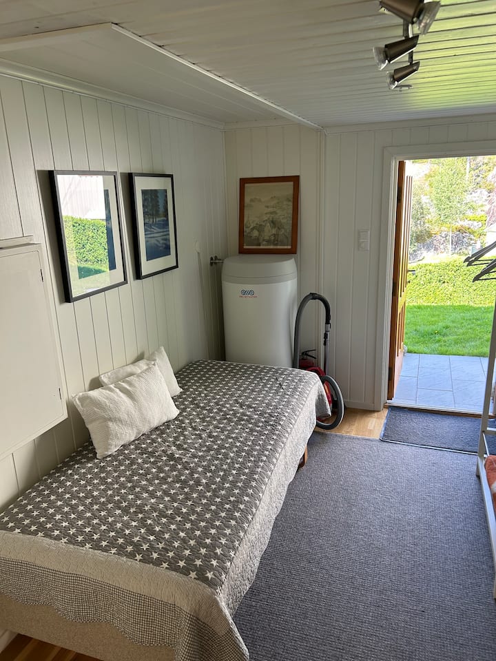 Extra bed 90 cm wide in the entrance area. 