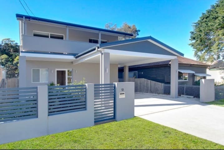 Stunning 4 Bed Home + S/C Apt. by the Lake & Surf