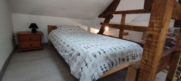 cama colgante sobre la cocina acceso en escalera de molinero 

prohibido para menores de 8 años