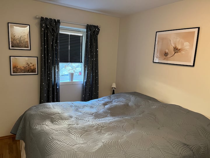 Spálňa so 180 cm posteľou. Z tejto spálne je prístup do podkrovia.