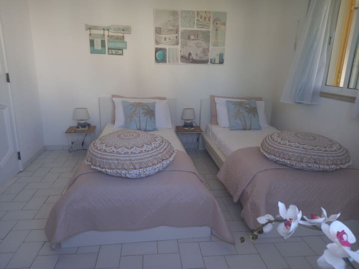 Dhoma e gjumit nr. 2, dy krevate dopio me dush privat dhe wc. Ajër i kondicionuar.