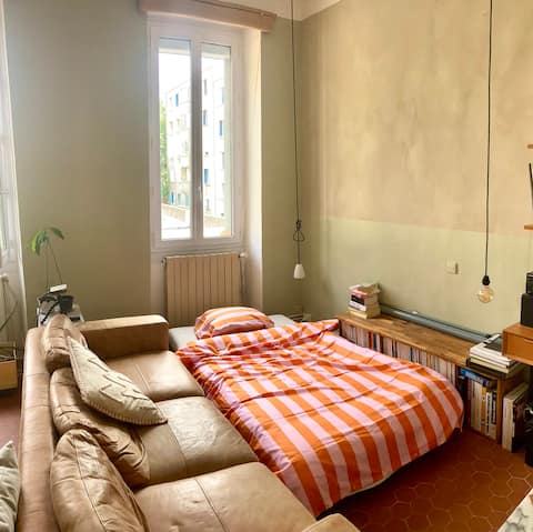 Top performing Airbnb: Peaceful apartment, mixing sea and city life in Marseille 7e Arrondissement