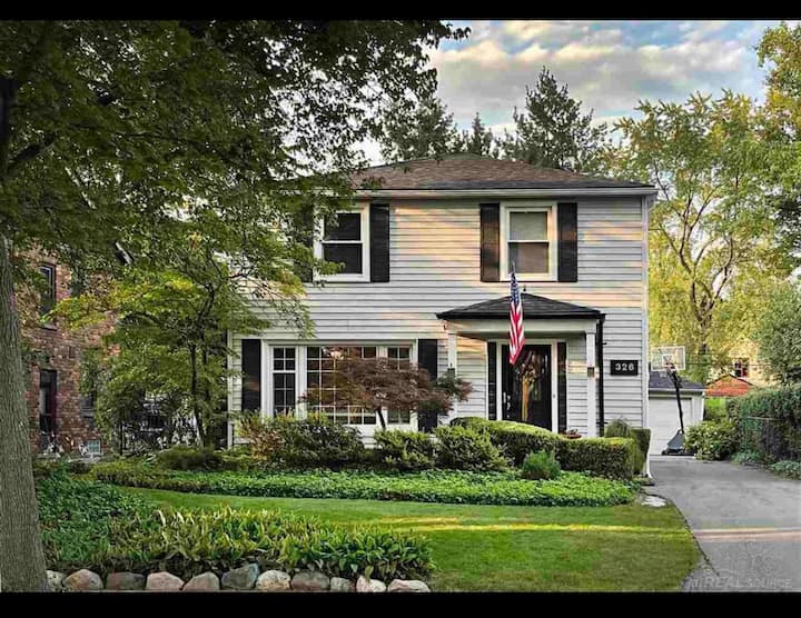 Grosse Pointe Farms Family Home - Grosse Pointe, MI