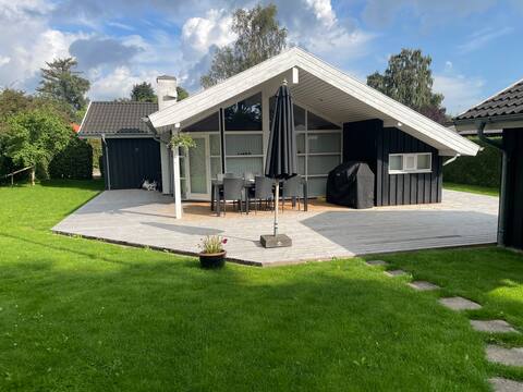 Lovely summerhouse with wilderness bath