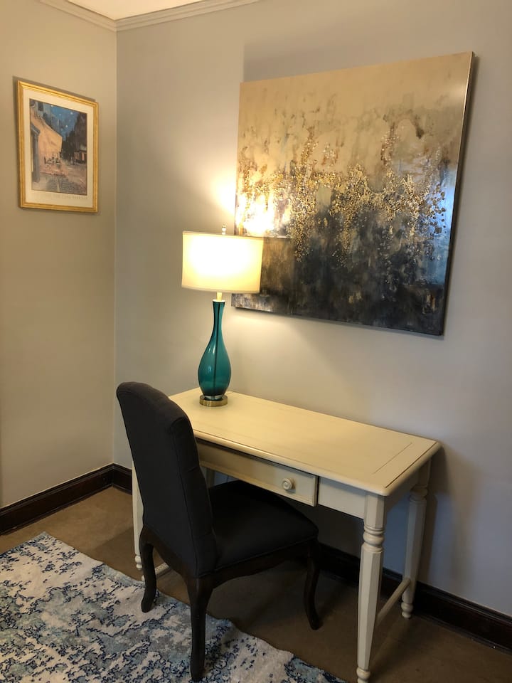 Სამუშაო მაგიდა, რომელიც მდებარეობს საძინებელში №2