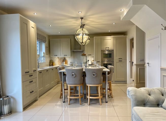 Luxury 5* quiet home close to city + free parking gallery image 3