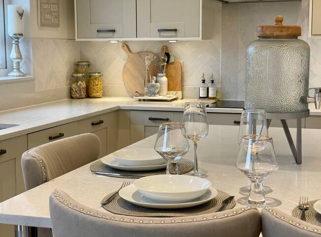 Luxury 5* quiet home close to city + free parking gallery image 5