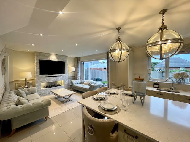 Luxury 5* quiet home close to city + free parking