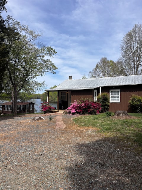 Top Airbnb: Lakefront Cabin Swannie's Escape in Greensboro / High Point