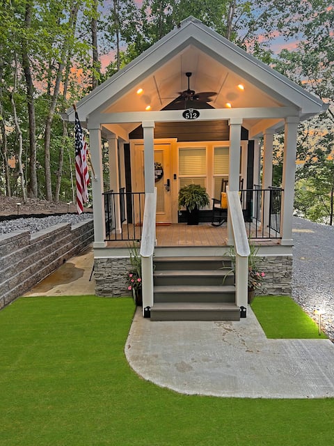 Tiny Home overlooking the river- With boat parking