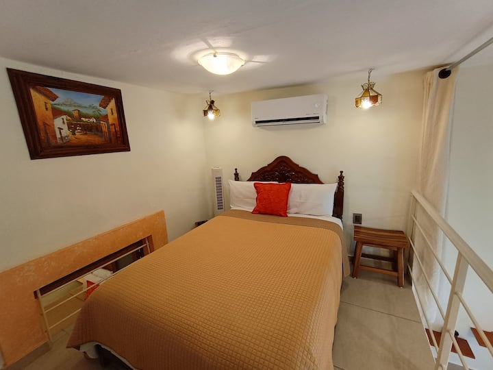 في الدور العلوي ستجد سريرًا مزدوجًا.
لراحتك، ومروحة البرج وللحصول على ليلة جيدة، لدينا بالفعل مكيف هواء ساخن/بارد صغير في هذه المنطقة، استمتع به 