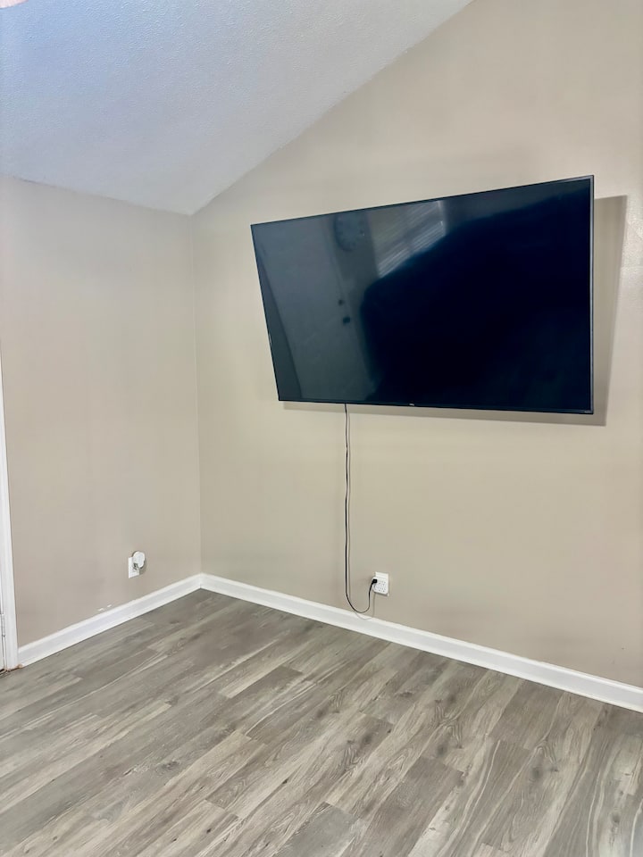 2br W/grill,75’ Tv, King Bed - Greer, SC