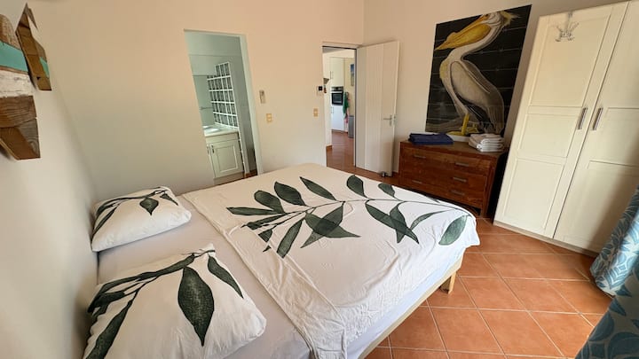 La chambre 1 a sa propre salle de bain avec toilette