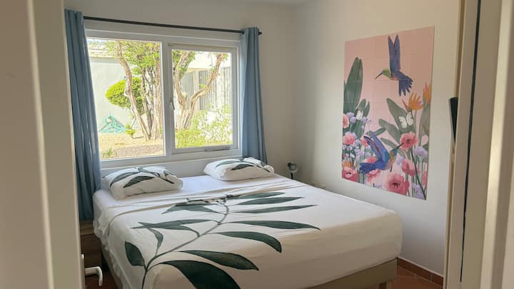 La chambre 3 a une salle de bain privée, mais pas de toilettes privées