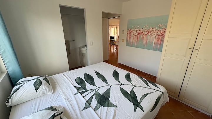 La chambre 2 a une salle de bain privée, mais pas de toilettes privées