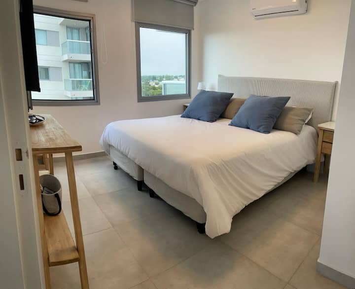 غرفة رئيسية مع سرير 1.8 × 2 متر وطاولات خفيفة وشمعدانات. 
تلفزيون ذكي 50بوصة وتدفئة المبرد وتكييف هواء وحمام داخلي. 
تحتوي اللافتة على مساحة تخزين كافية، وبيرشا، وبطانيات إضافية. 