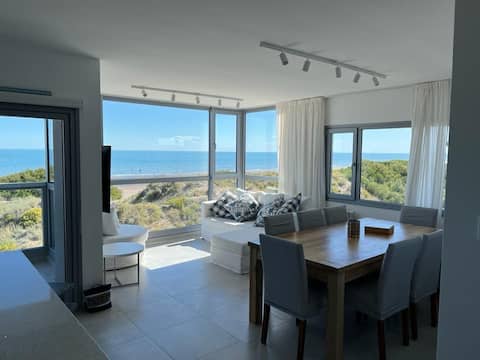 Apartment facing the sea, with a great view and balcony. Premium