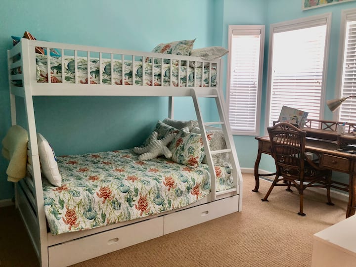 El dormitorio 2 en el segundo nivel incluye dos escritorios y camas individuales sólidas sobre literas dobles con almacenamiento debajo de la litera. Amplio vestidor donde se almacenan el PAC-n-Play y el colchón de aire. 