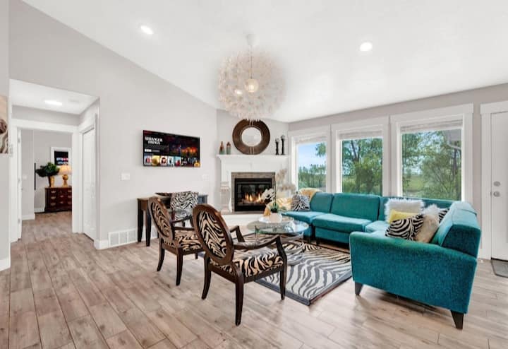 Тази шикозна фамилна стая е предназначена да създаде стилно и луксозно пространство за отдих или за забавление.  Разполага с газова камина, плоскоекранен телевизор, напълно оборудвана кухня с гранитни плотове и  голям остров за готвене и хранене. 