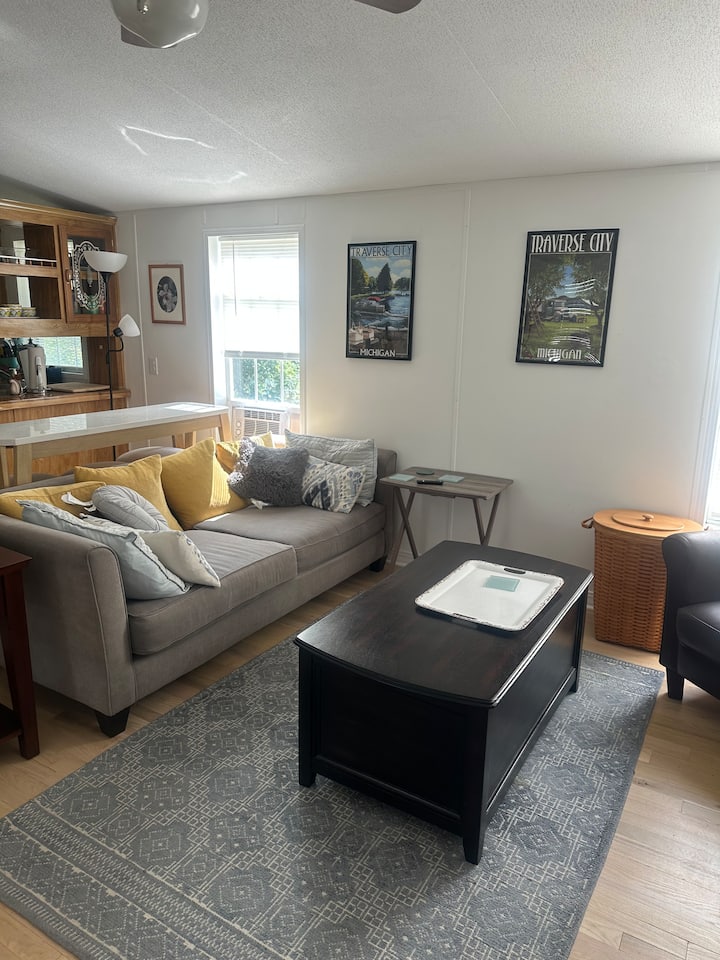 Cozy 2 B/r Mobile Home In The Cherry Capitol! - Traverse City, MI
